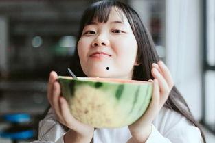 网红女孩拍照吃瓜图片,美食与美景共舞